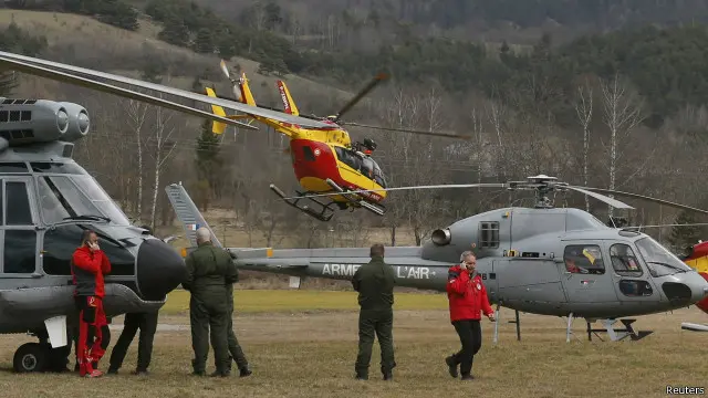 مروحيات فرنسية قرب جبال الألب خلال البحث عن أي ناجين محتملين.