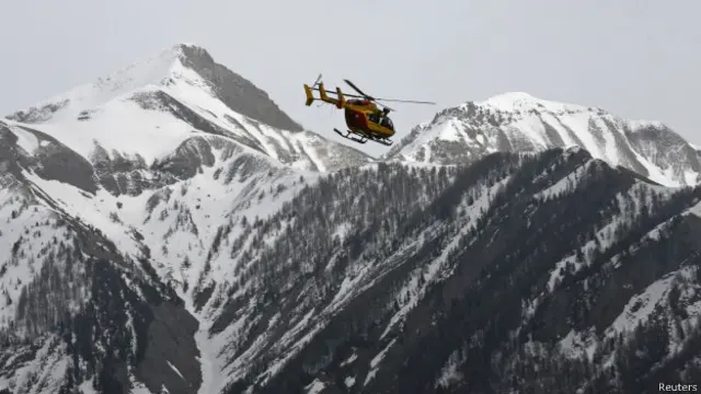 Вертолет в горах