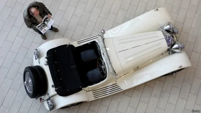 El automóvil Jaguar SS100 de Elvis Presley que fue subastado en 2010