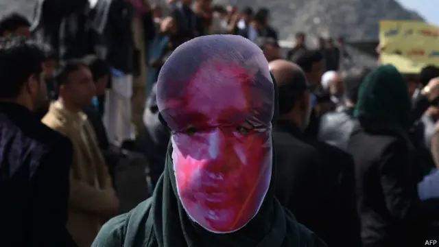 مظاہرین نے بینرز اٹھا رکھے تھے جن پر فرخندہ کے خون سے بھرے چہرے کی تصاویر بنی ہوئی تھیں جبکہ کچھ نے اپنے چہروں کو سرخ رنگا ہوا تھا