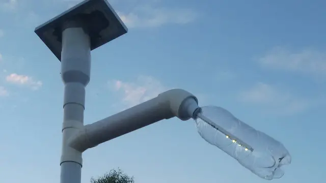 منیلا میں پلاسٹک بوتلوں میں چھوٹا سا پینل، سرکٹ اور ایک بلب لگا کر ہزاروں گھرانوں کو روشن کیا گیا ہے 