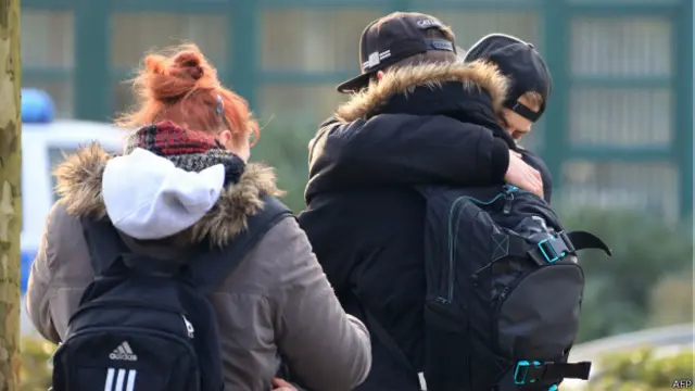 Para murid sekolah di Haltern berduka atas nasib yang menimpa teman-teman dan dua guru mereka.