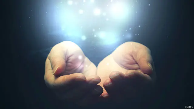 Unas manos con una luz misteriosa