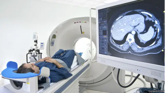 Una persona a punto de entrar en un escaner 