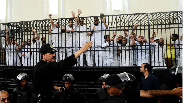 أحيل إسلاميون بينهم مرشد الإخوان محمد بديع لمحاكمات عسكرية.