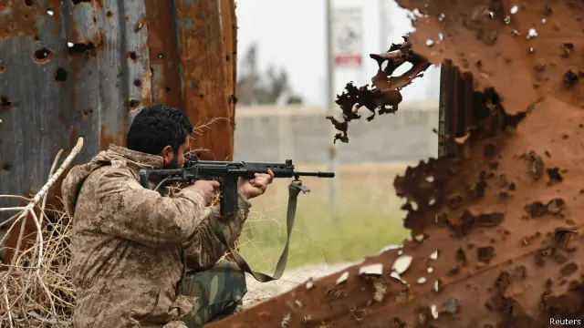 تشهد بنغازي اقتتالا بين فصائل إسلامية وأخرى مدعومة من الحكومة المعترف بها دوليا.