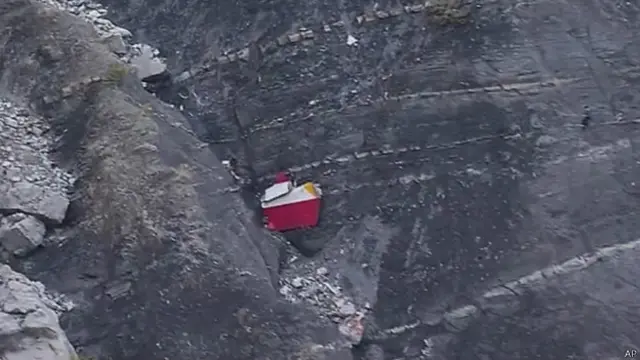 调查人员形容飞机坠毁现场惨不忍睹