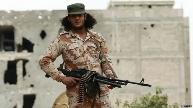 Soldado leal al gobierno en Libia