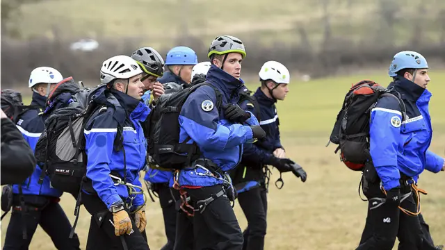 ’فرینچ ایلپس‘ کے برف پوش پہاڑوں پر دنیا بھر سے سیاح سکیئنگ کے لیے جاتے ہیں۔ ’پرا لوپ‘ کے مقام پر سیاحت کے شعبے سے منسلک ایک مقامی اہلکار نے بی بی سی کو بتایا ہے کہ آج صبح 11 بجے کے قریب انھوں نے پہاڑوں سے ایک عجیب آواز سنی تھی۔