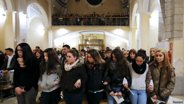 Para pelajar Llinars de Valles mengikuti misa duka. Ke-16 murid dan dua guru sekolah di Jerman menumpang pesawat Germanwings seusai mengikuti program pertukaran pelajar di Llinars de Valles.