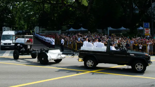 李光耀灵车离开总理官邸