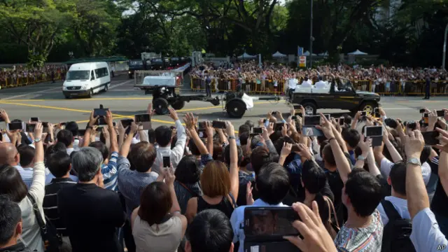 民众夹道目送李光耀