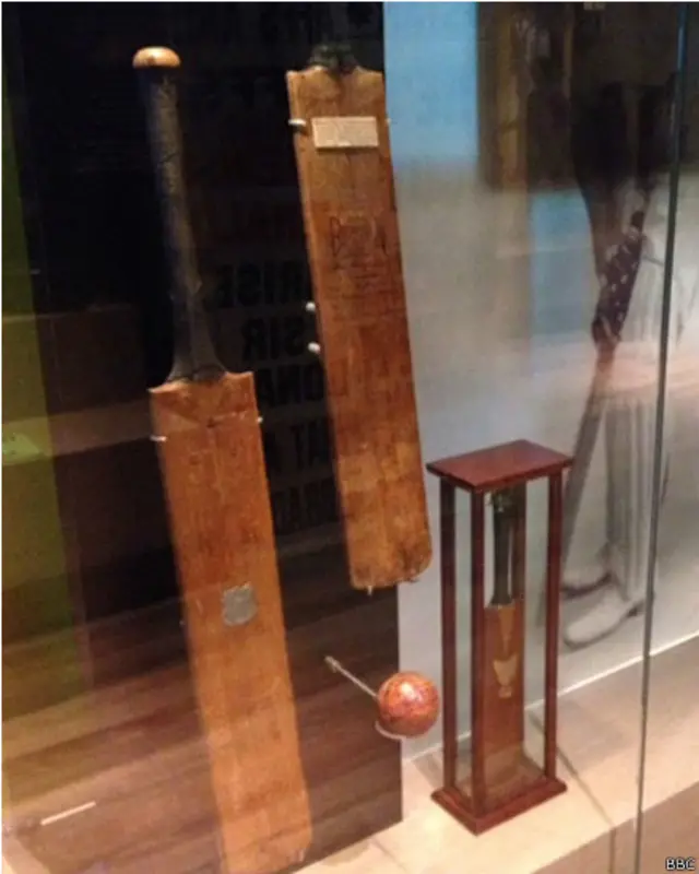 سرڈان بریڈمین کے بیٹ جن سے انھوں نے کئی یادگار اننگز کھیلیں۔ ان کی پیدائش 1908 میں ہوئی تھی اور انتقال سنہ 2001 میں۔