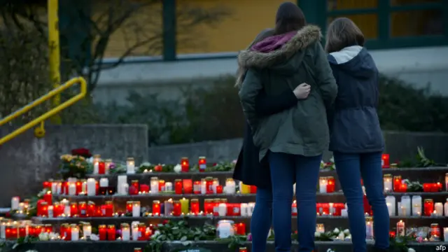 Personas conmemoran víctimas del vuelo de Germanwings.