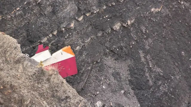 事故现场的客机残骸