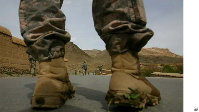 د امریکايي ځواکونو د وتلو د مخکیني مهال وېش له مخې، د روان ۲۰۱۵ کال تر پایه باید افغانستان کې له ۹۸۰۰ سرتیرو یوازې ۵۰۰ یې پاتې شوي وای او د ۲۰۱۶ کال تر پایه نور امریکايي ځواکونه له افغانستان نه ووځي.