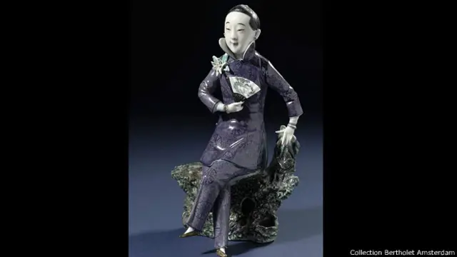 Китайская фигурка из фарфора