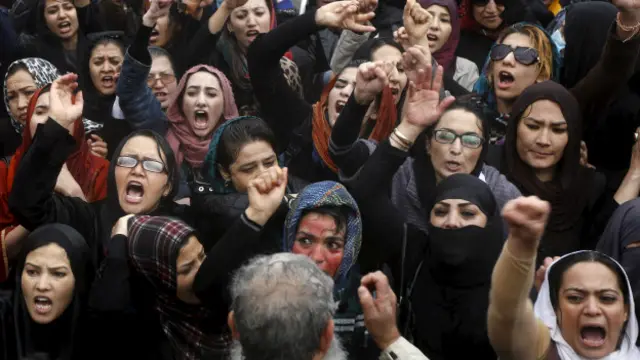 Afgan kadınlar Ferhunde'nin linç edilerek öldürülmesini protesto etmiş ve cenaze töreninde genç kadının tabutunu taşımışlardı.