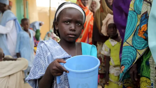 El secuestro es un procedimiento habitual de Boko Haram. En la imagen, una niña bebe agua en la localidad de Damasak.