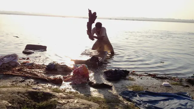 गंगा किनारे हर दिन हज़ारों धोबी लाखों कपड़े धोते हैं