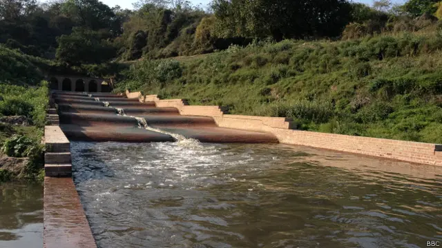 हर दिन गंगा में लाखों लीटर सीवेज बहा दिया जाता है