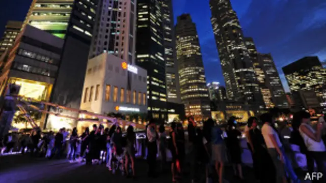 လီကွမ်ယု ရုပ်အလောင်းကို နောက်ဆုံး ဂါရဝ ပြုဖို့ နာရီ အတော်ကြာကြာ တန်းစီ စောင့်ဆိုင်းကြ။