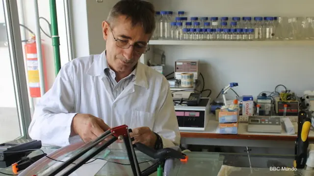 El químico Wim Degrave trabaja en el laboratorio de su microempresa Biotecam dentro del parque tecnológico de la Universidad Federal de Río de Janeiro.