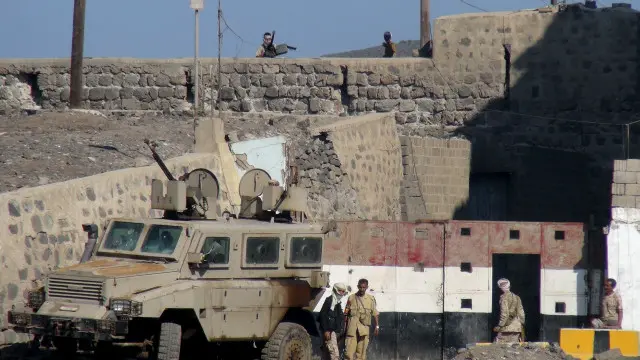 حوثی باغیوں اور ان کے اتحادیوں نے یمن کے سب سے بڑے فضائی اڈے پر بدھ کی صبح قبضہ حاصل کر لیا تھا