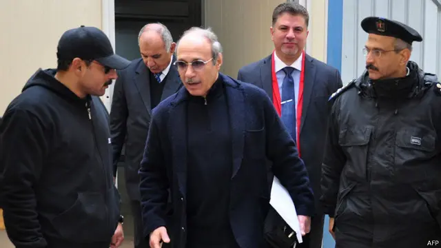 القضاء المصري برأ العادلي ( في الوسط) العام الماضي من تهم المسؤولية عن قتل متظاهرين في أثناء ثورة 25 يناير.