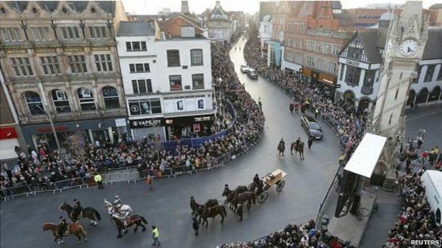 Miles de personas participaron el domingo en el cortejo funebre hasta la catedral de Leicester.