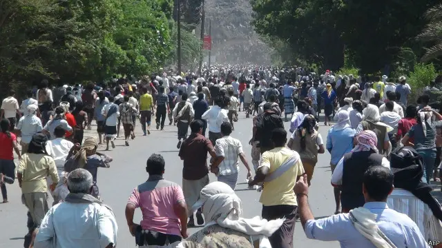 سكان مدينة عدن يهرعون إلى مخزن أسلحة لحمل السلاح استعداد لمواجهة الحوثيين.