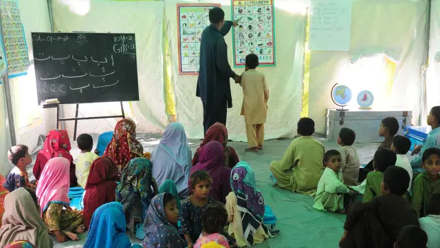 اقتصادی سروے کے مطابق پاکستان میں پانچ سے نو سال کی عمر بچوں میں سے محض 57 فیصد ہی سکول میں داخلہ لے پاتے ہیں