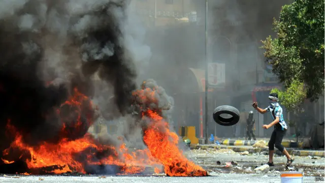 احتجاجات في مدينة تعز رافضة لتولي الحوثيين مقاليد الحكم.