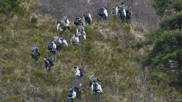 调查队伍在坠机现场