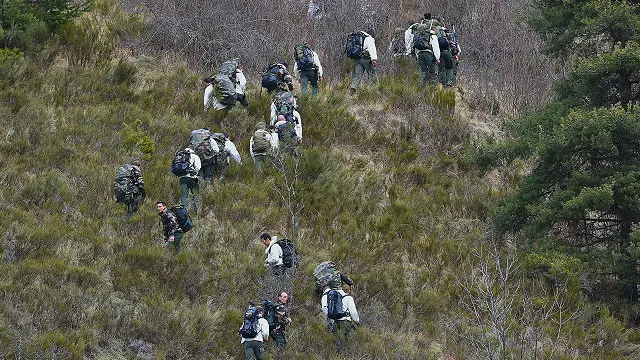 搜寻人员继续进行搜寻行动