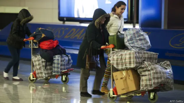 Inmigrantes kosovares expulsados por Hungría en el aeropuerto.