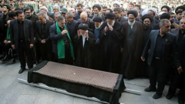 آیت الله خامنه ای در مراسم اقامه نماز میت برای خواهر خود حضور نداشت