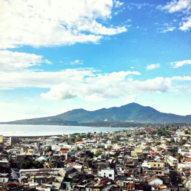 4. Foto kota Manado yang diabadikan oleh Saffri Sitepu dari Smart FM Manado, Sulawesi Utara.