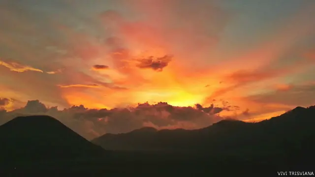 8. Senja di Gunung Batok, Jawa Timur. Vivi Trisnavia dari Radio Elshinta memotret pemandangan ini dari Desa Ngadisari, Januari 2015 lalu.
