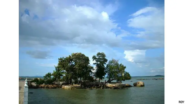 6. "Pulau terkecil di dunia, ada di Singkawang, Kalimantan Barat," kata Roy dari Bomantara FM Singkawang.