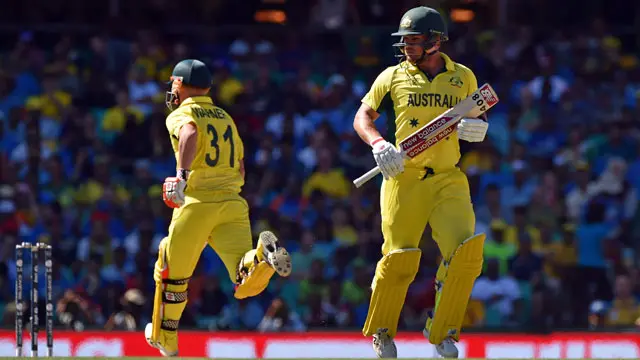 آرون فنچ (دائیں) نے آج نسبتاً سست رفتاری سے بیٹنگ کی ہے