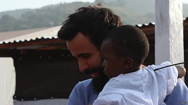 O garoto de 1 ano e meio que foi curado vriou o símbolo da missão do MSF em Kissy