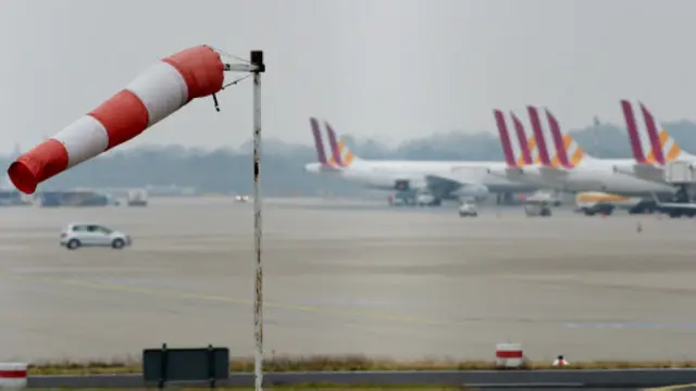 疑点是为何这名飞行员会离开驾驶舱，而留在驾驶舱的另外一名飞行员在失事前为何没有开门，这中间到底发生了什么事，都需要一一解开谜团。