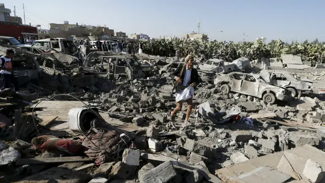 بعض آثار الضربة العسكرية في صنعاء