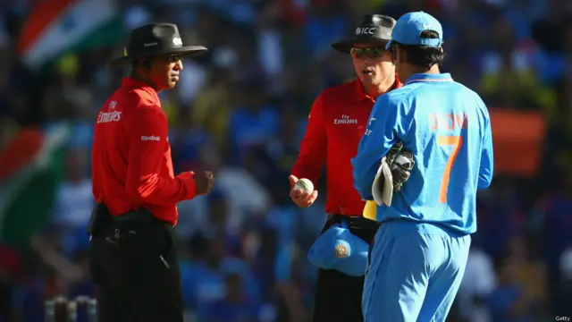 بھارتی کپتان دھونی امپائر دھرما سینا اور کیٹل برا سے مخاطب ہیں۔