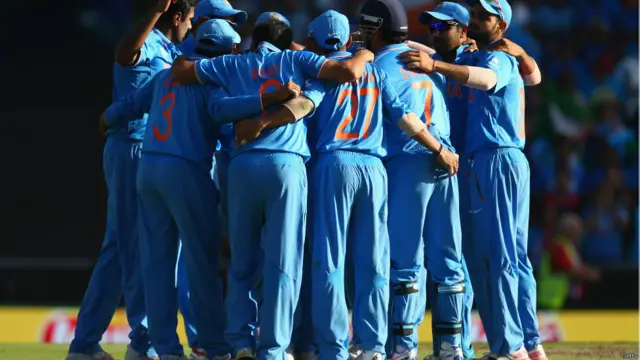 میچ شروع ہونے سے قبل بھارتی ٹیم نے دائرے میں کھڑے ہو کر ایک دوسرے کی ہمت بندھائی۔