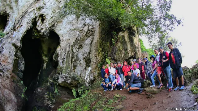 2. Goa Pawon di Bandung Jawa Barat. Tempat ini disebut-sebut sebagai tempat ditemukannya kerangka manusia purba, nenek moyang orang Sunda.