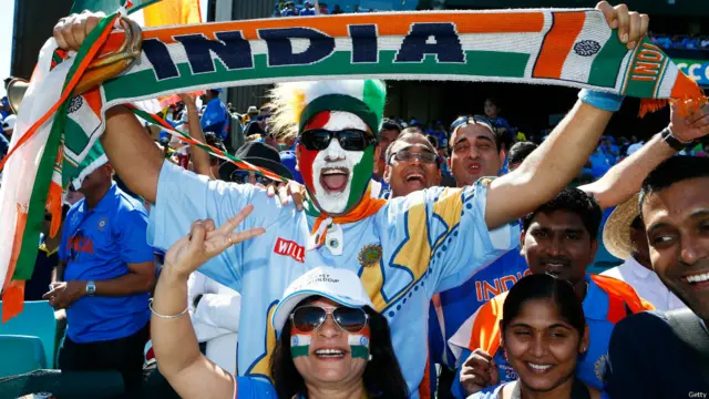 گراؤنڈ میں بڑی تعداد میں بھارتی ٹیم کے حامی موجود ہیں اور اپنی ٹیم کی حمایت میں نعرے لگا رہے ہیں۔