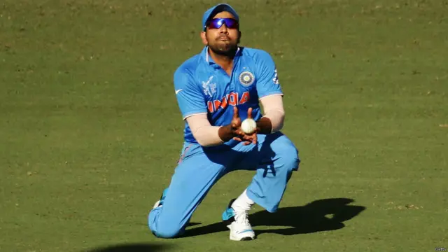 روہت شرما نے امیش یادو کی گیند پر ایک اہم کیچ لے کر ان فارم بیٹسمین سٹیو سمتھ کو آؤٹ کیا۔