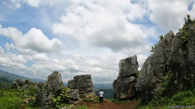 1. Obyek wisata Stone Garden di Cipatat, Padalarang, Bandung yang dipotret oleh Noor Cholis. Di sana ada banyak susuanan batu dengan formasi yang indah. Cocok untuk foto-foto.